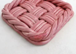 Paire de dessous de bouteilles tressés, en faïence rose Vallauris
