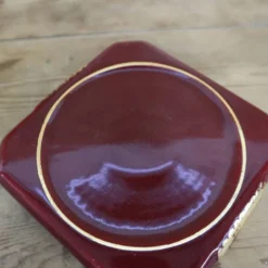 Paire de dessous de plat ou bouteilles en céramique bordeaux avec liseré doré