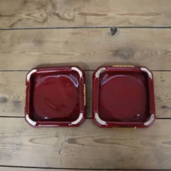 Paire de dessous de plat ou bouteilles en céramique bordeaux avec liseré doré
