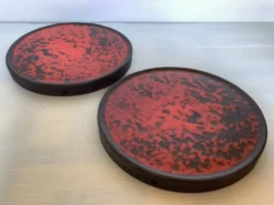 Paire de dessous de plat rouge en céramique mouchetée