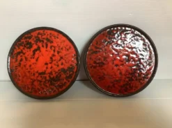Paire de dessous de plat rouge en céramique mouchetée