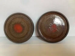 Paire de dessous de plat rouge en céramique mouchetée
