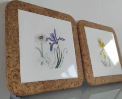 Paire de dessous de plat vintage botaniques en céramique et liège – Si