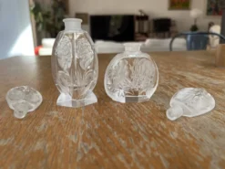 Paire de flacons à parfum anciens en cristal dépoli – Signés Charet