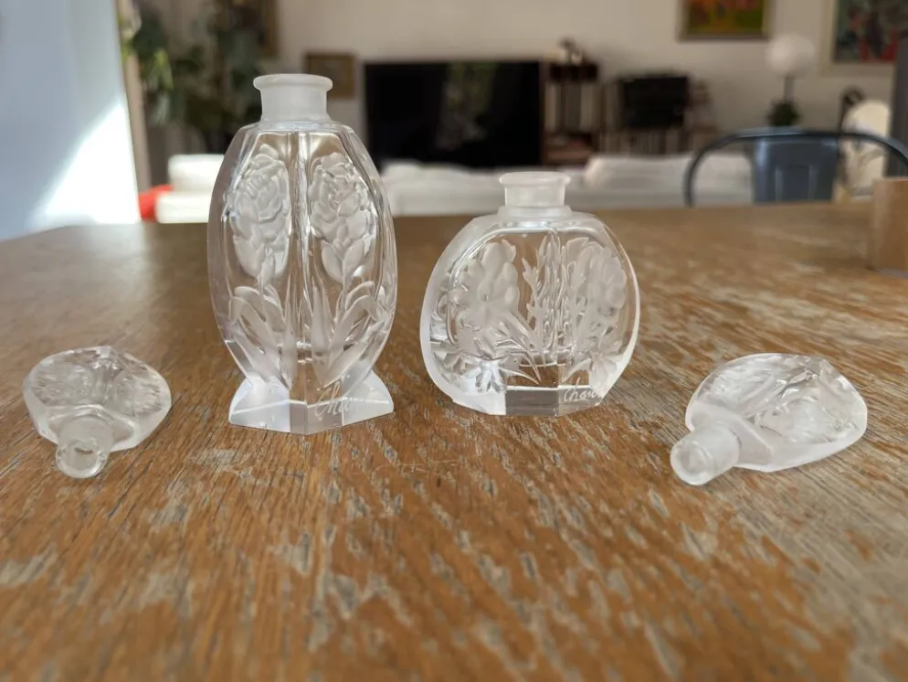 Paire de flacons à parfum anciens en cristal dépoli – Signés Charet