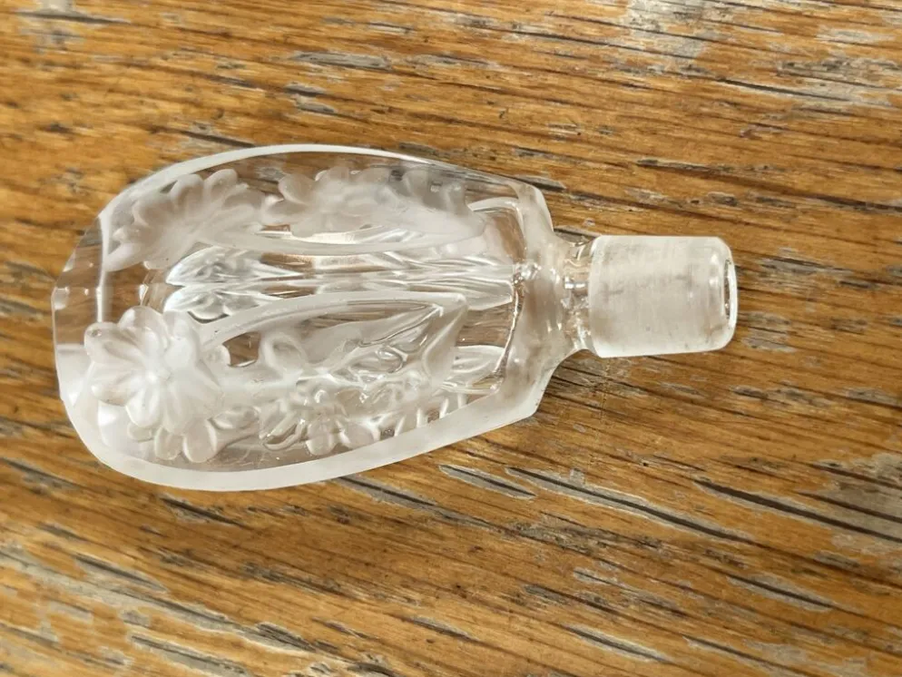 Paire de flacons à parfum anciens en cristal dépoli – Signés Charet