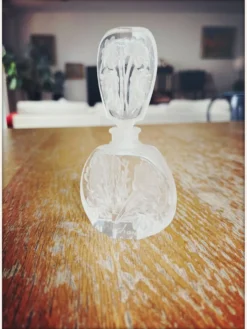 Paire de flacons à parfum anciens en cristal dépoli – Signés Charet