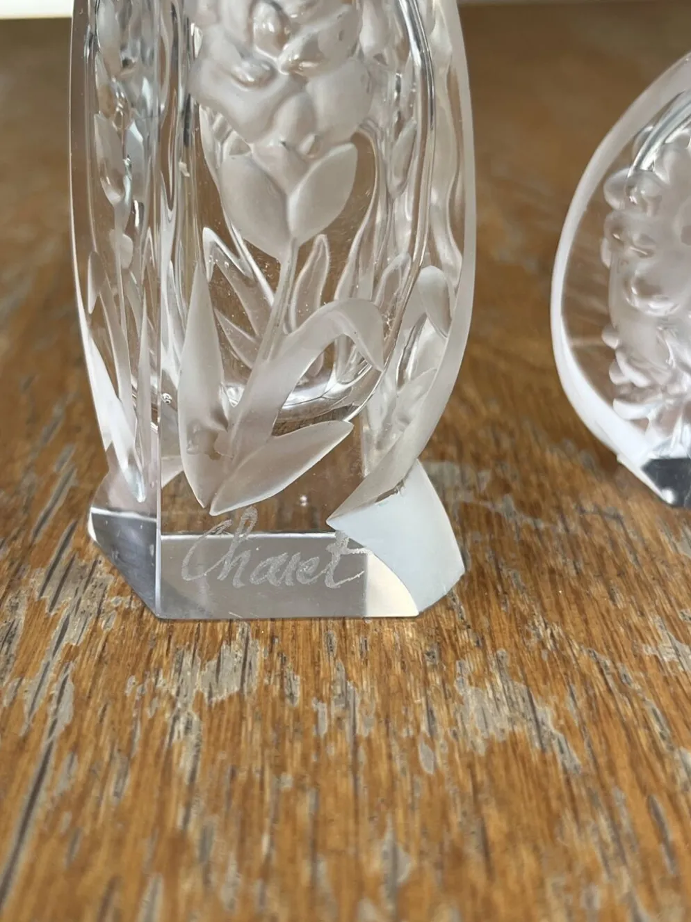 Paire de flacons à parfum anciens en cristal dépoli – Signés Charet