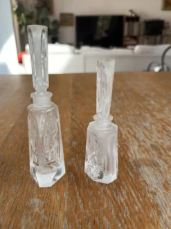Paire de flacons à parfum anciens en cristal dépoli – Signés Charet