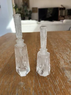 Paire de flacons à parfum anciens en cristal dépoli – Signés Charet