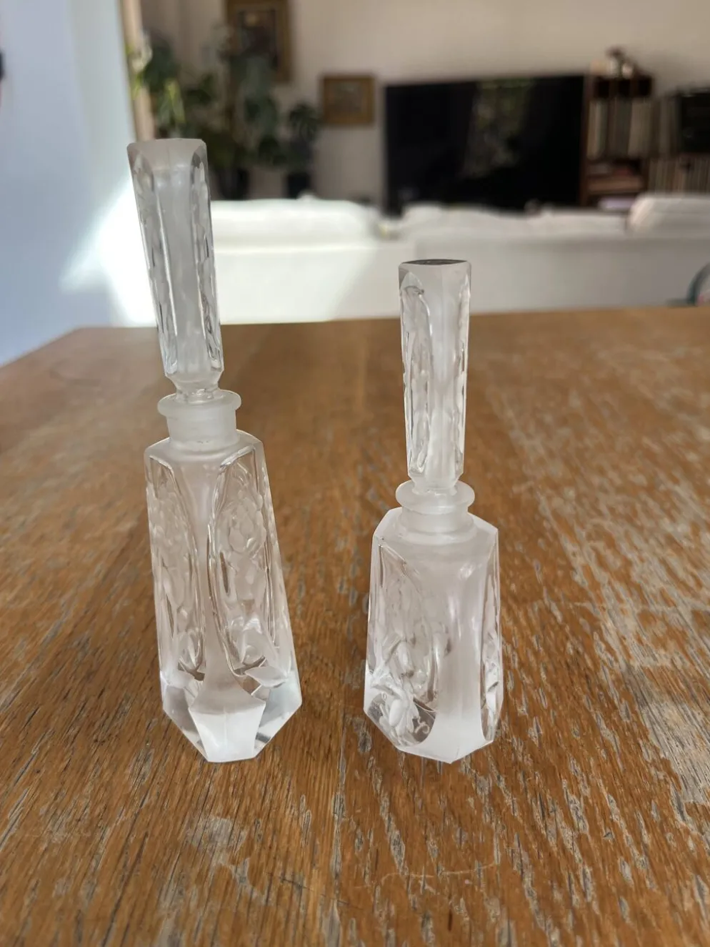 Paire de flacons à parfum anciens en cristal dépoli – Signés Charet