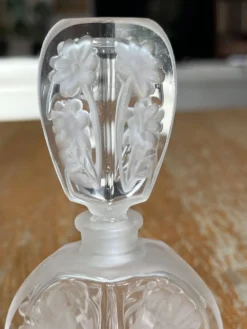 Paire de flacons à parfum anciens en cristal dépoli – Signés Charet