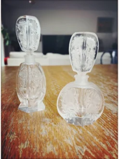 Paire de flacons à parfum anciens en cristal dépoli – Signés Charet