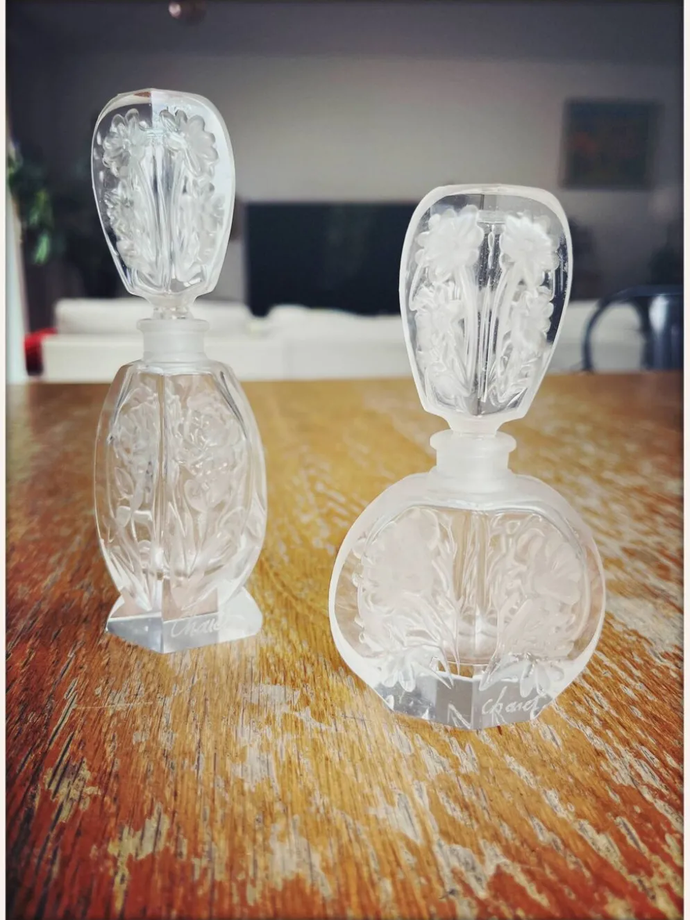 Paire de flacons à parfum anciens en cristal dépoli – Signés Charet