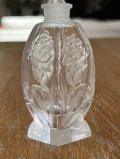 Paire de flacons à parfum anciens en cristal dépoli – Signés Charet