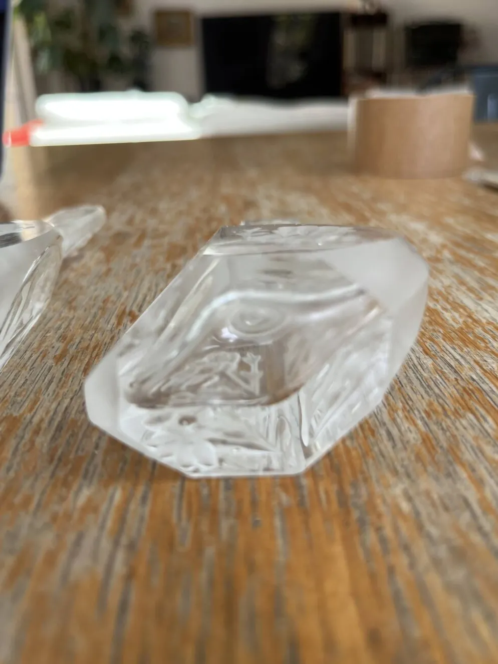 Paire de flacons à parfum anciens en cristal dépoli – Signés Charet