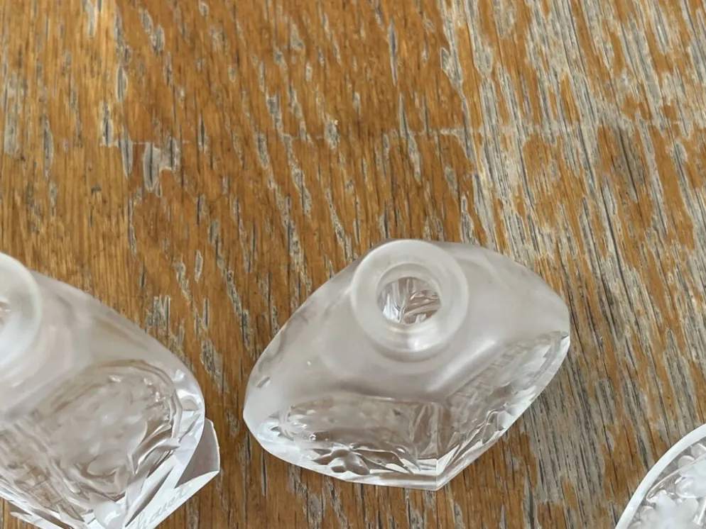 Paire de flacons à parfum anciens en cristal dépoli – Signés Charet