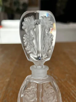 Paire de flacons à parfum anciens en cristal dépoli – Signés Charet