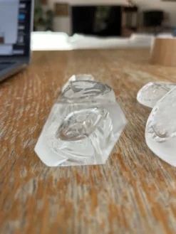 Paire de flacons à parfum anciens en cristal dépoli – Signés Charet