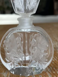 Paire de flacons à parfum anciens en cristal dépoli – Signés Charet