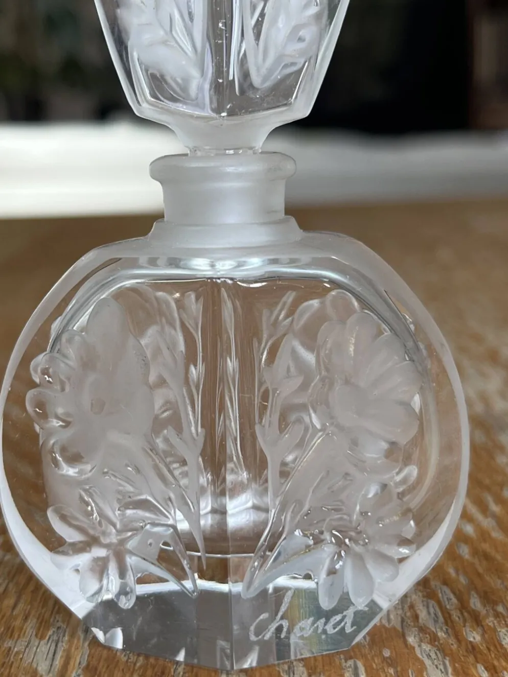 Paire de flacons à parfum anciens en cristal dépoli – Signés Charet
