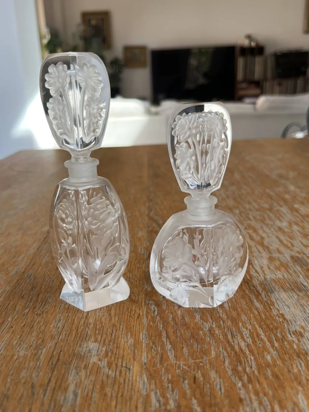 Paire de flacons à parfum anciens en cristal dépoli – Signés Charet