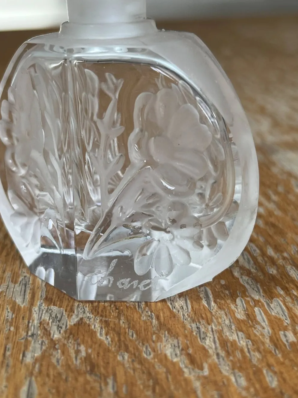 Paire de flacons à parfum anciens en cristal dépoli – Signés Charet
