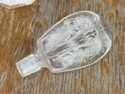 Paire de flacons à parfum anciens en cristal dépoli – Signés Charet