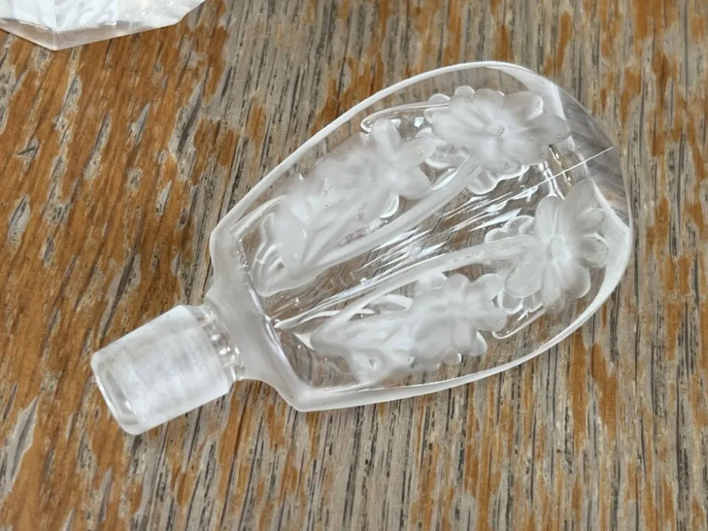 Paire de flacons à parfum anciens en cristal dépoli – Signés Charet