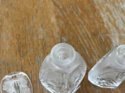 Paire de flacons à parfum anciens en cristal dépoli – Signés Charet
