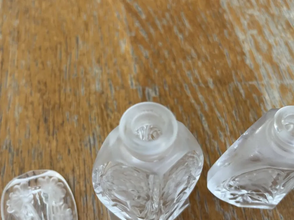Paire de flacons à parfum anciens en cristal dépoli – Signés Charet