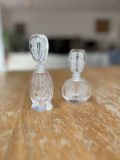 Paire de flacons à parfum anciens en cristal dépoli – Signés Charet