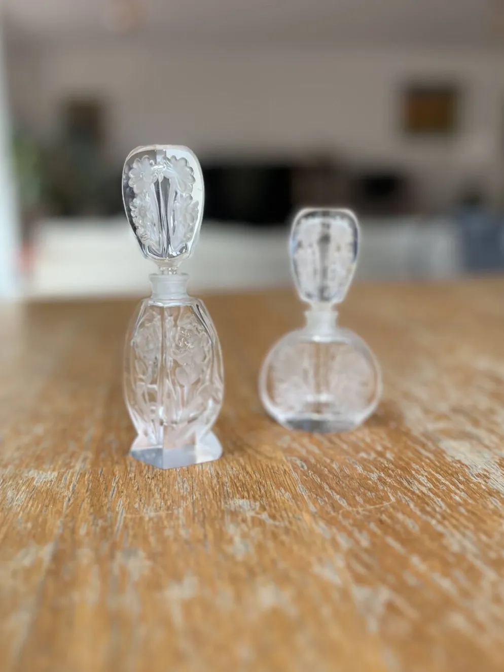 Paire de flacons à parfum anciens en cristal dépoli – Signés Charet