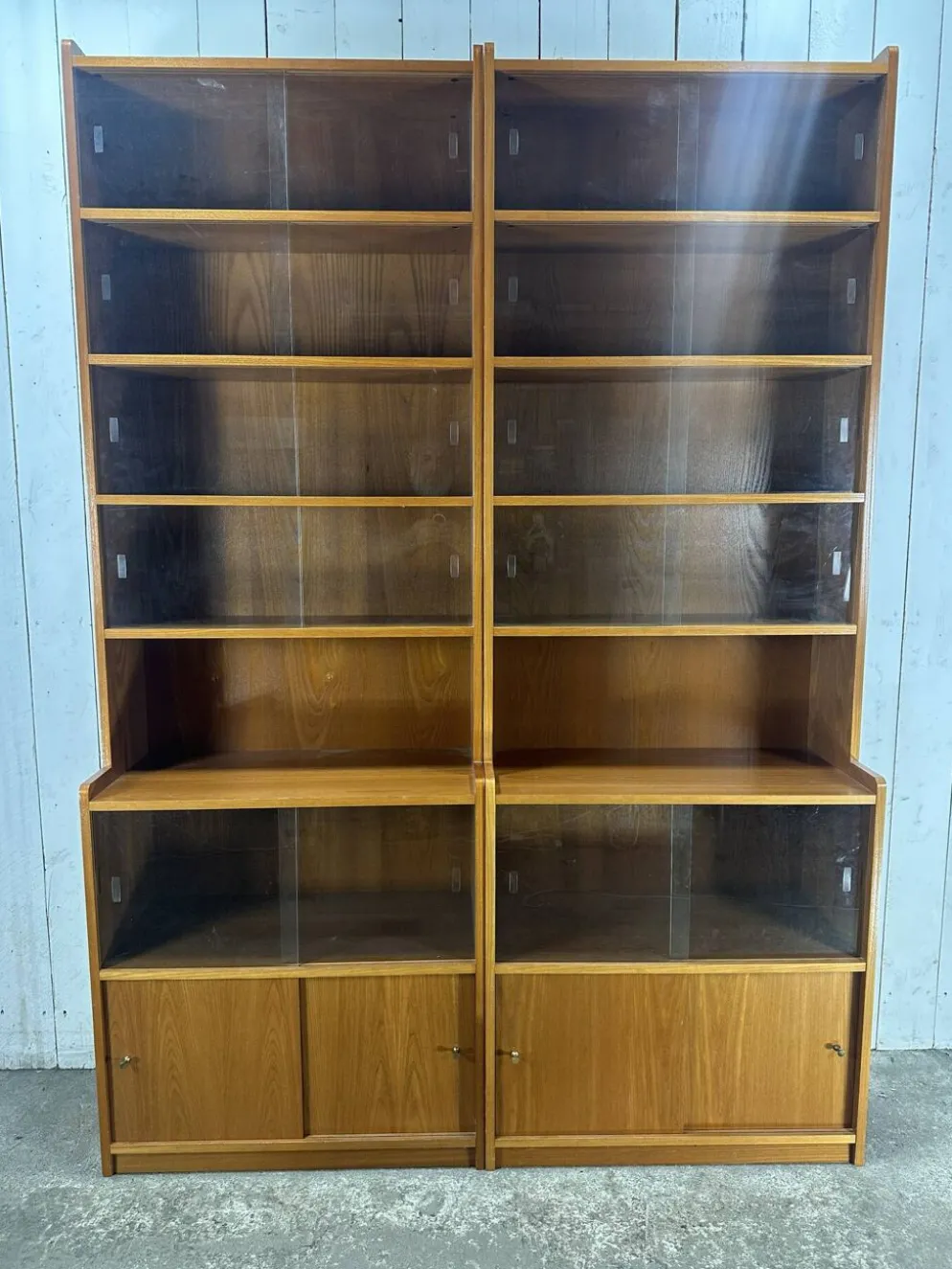 Paire de grande bibliothèques vitrines vintage en bois – années 60/70