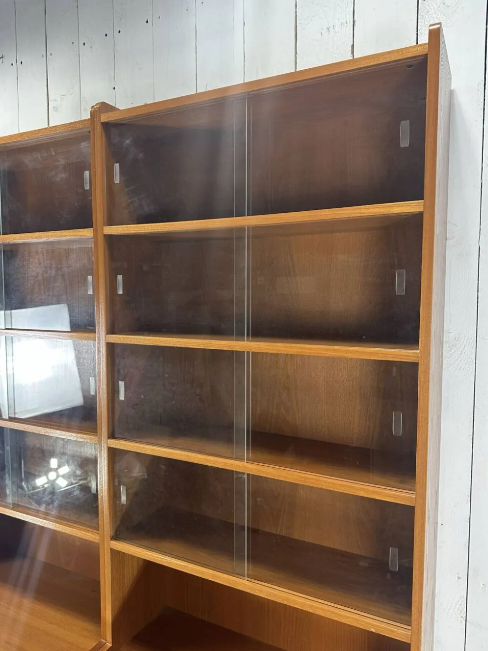 Paire de grande bibliothèques vitrines vintage en bois – années 60/70