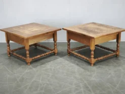 Paire de grandes tables de nuit en chêne massif européen, années 1980.