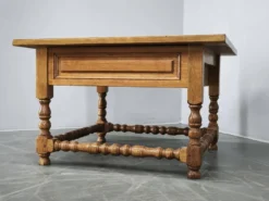 Paire de grandes tables de nuit en chêne massif européen, années 1980.