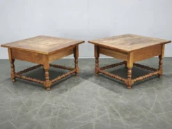 Paire de grandes tables de nuit en chêne massif européen, années 1980.