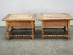 Paire de grandes tables de nuit en chêne massif européen, années 1980.