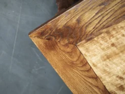 Paire de grandes tables de nuit en chêne massif européen, années 1980.