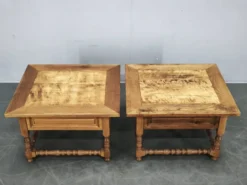 Paire de grandes tables de nuit en chêne massif européen, années 1980.