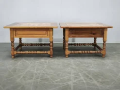 Paire de grandes tables de nuit en chêne massif européen, années 1980.