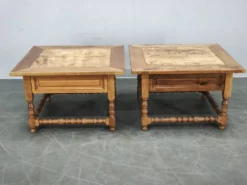 Paire de grandes tables de nuit en chêne massif européen, années 1980.