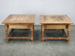 Paire de grandes tables de nuit en chêne massif européen, années 1980.