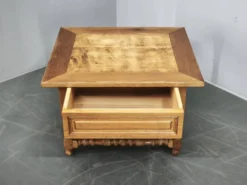 Paire de grandes tables de nuit en chêne massif européen, années 1980.