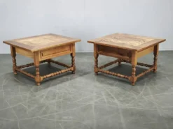 Paire de grandes tables de nuit en chêne massif européen, années 1980.