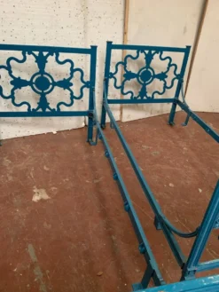 Paire de lit de style Empire en fonte patiné XX siècle