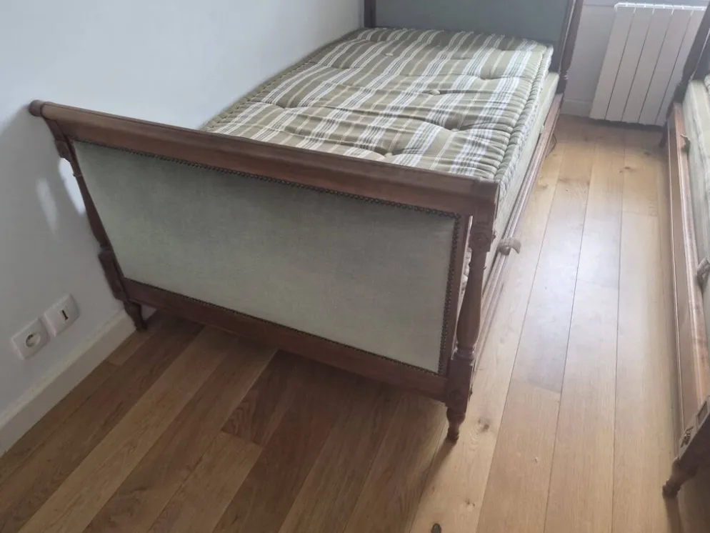 Paire de lits bateau Louis Philippe en bois massif sculpté & velours vert v