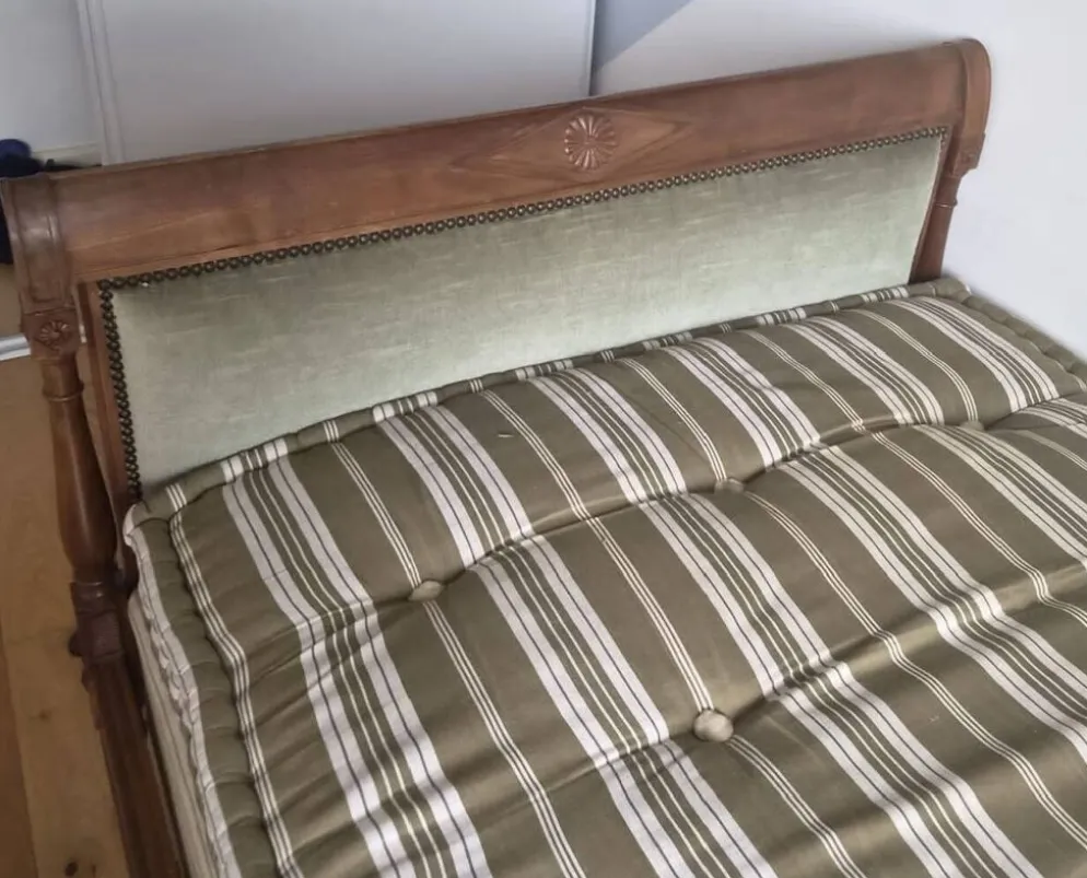 Paire de lits bateau Louis Philippe en bois massif sculpté & velours vert v