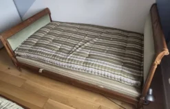 Paire de lits bateau Louis Philippe en bois massif sculpté & velours vert v